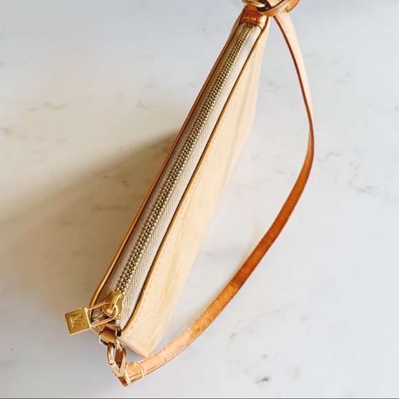 *SOLD* Louis Vuitton Vernis Pochette - Picture 6 of 16